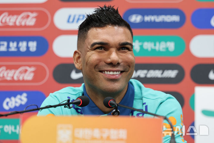 [서울=뉴시스] 권창회 기자 = 한국과 친선경기를 앞둔 카세미루 브라질 축구 국가대표팀 주장이 9일 오후 서울 마포구 상암월드컵경기장에서 열린 공식 기자회견에서 미소짓고 있다. 2025.10.09. kch0523@newsis.com