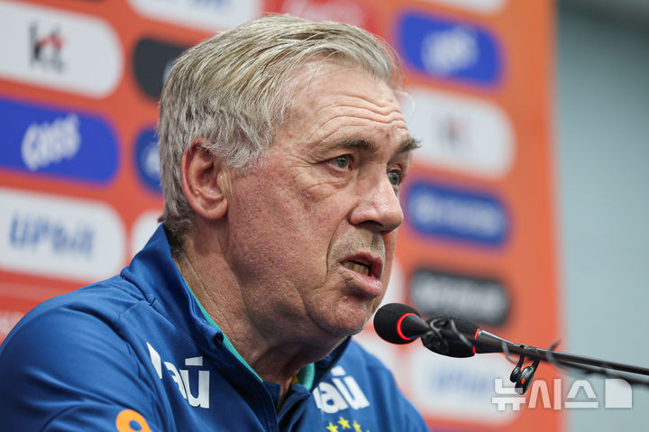 [서울=뉴시스] 권창회 기자 = 한국과 친선경기를 앞둔 안첼로티 브라질 축구국가대표팀 감독이 9일 오후 서울 마포구 상암월드컵경기장에서 열린 공식 기자회견에서 취재진 질문에 답하고 있다. 2025.10.09. kch0523@newsis.com