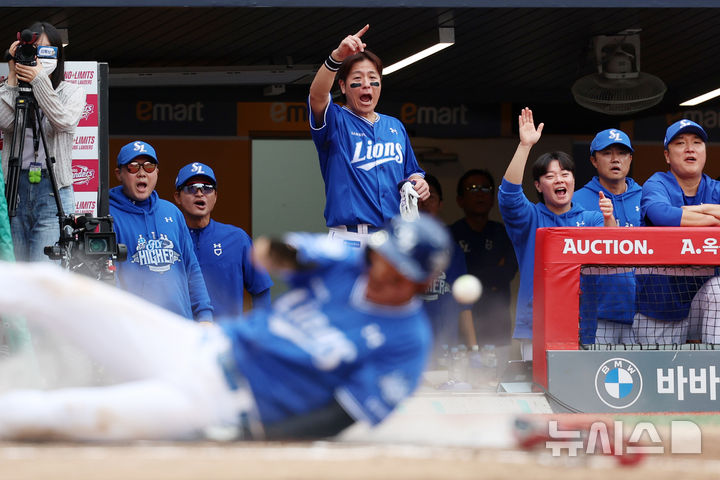 [인천=뉴시스] 조성우 기자 = 9일 인천 미추홀구 SSG랜더스필드에서 열린 2025 KBO 포스트시즌 준플레이오프 1차전 삼성 라이온즈와 SSG 랜더스의 경기, 삼성 4회초 공격 무사 주자 1루서 디아즈의 1타점 적시2루타 때 박지만 삼성 감독과 선수들이 1루 주자 구자욱의 홈인 장면을 지켜보고 있다. 2025.10.09. xconfind@newsis.com