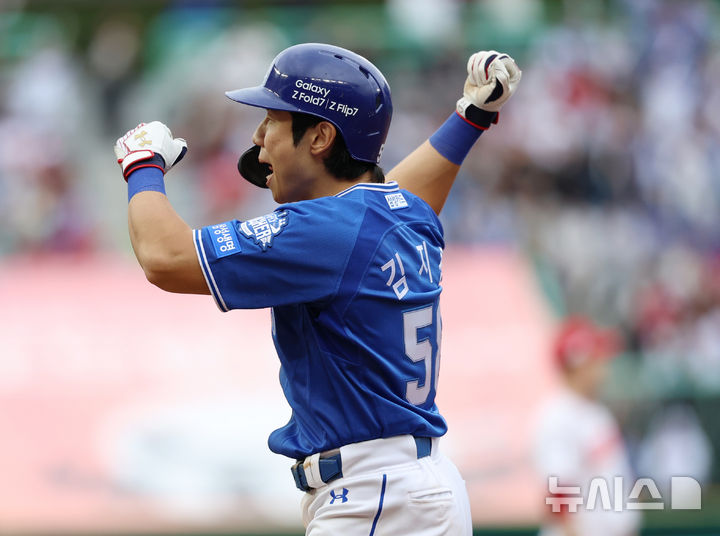 [인천=뉴시스] 조성우 기자 = 9일 인천 미추홀구 SSG랜더스필드에서 열린 2025 KBO 포스트시즌 준플레이오프 1차전 삼성 라이온즈와 SSG 랜더스의 경기, 삼성 4회초 공격 1사 주자 2루서 김지찬이 1타점 적시타를 때리며 출루하고 있다. 2025.10.09. xconfind@newsis.com