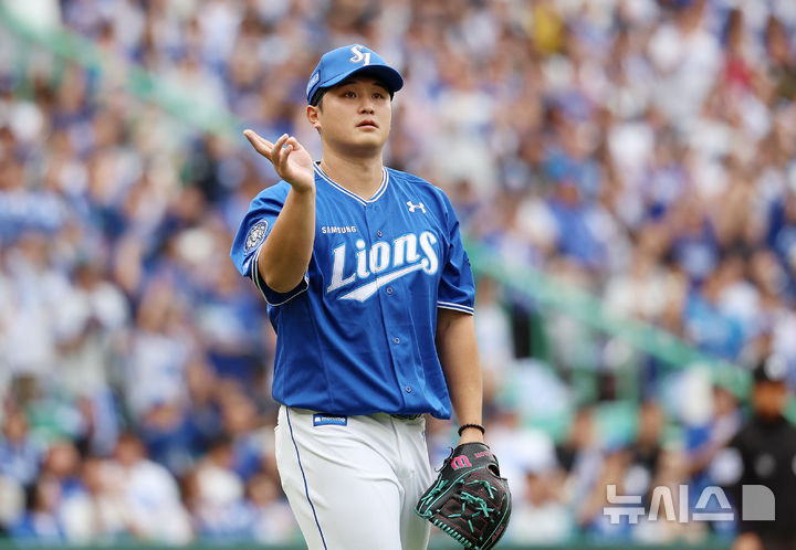 [인천=뉴시스] 조성우 기자 = 9일 인천 미추홀구 SSG랜더스필드에서 열린 2025 KBO 포스트시즌 준플레이오프 1차전 삼성 라이온즈와 SSG 랜더스의 경기, 삼성 선발투수 최원태가 SSG 2회말 공격 무사 주자 1루서 최정에게 출루를 허용한 뒤 투구 동작을 해보이고 있다. 2025.10.09. xconfind@newsis.com