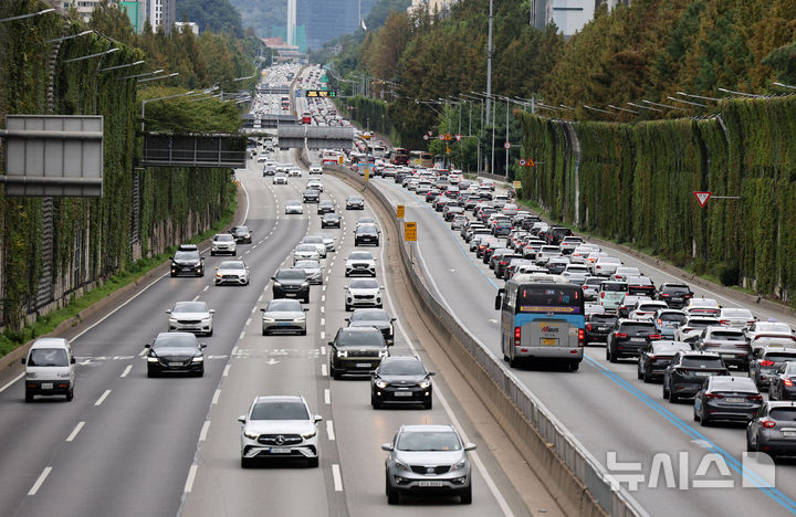 [서울=뉴시스] 배훈식 기자 = 경부고속도로 잠원IC 상행선 모습. 사진은 기사와 무관하다. 2025.10.09. dahora83@newsis.com