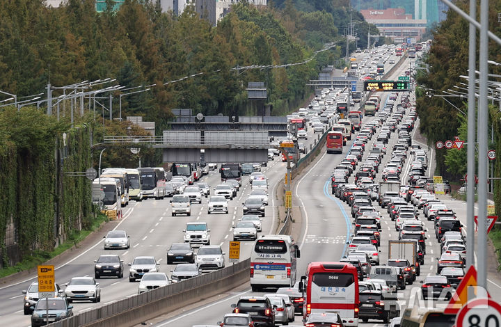 [서울=뉴시스] 배훈식 기자 = 추석 연휴 마지막 날인 9일 오후 경부고속도로 잠원IC 상행선 귀경 차량들이 원할한 흐름을 보이고 있다. 2025.10.09. dahora83@newsis.com