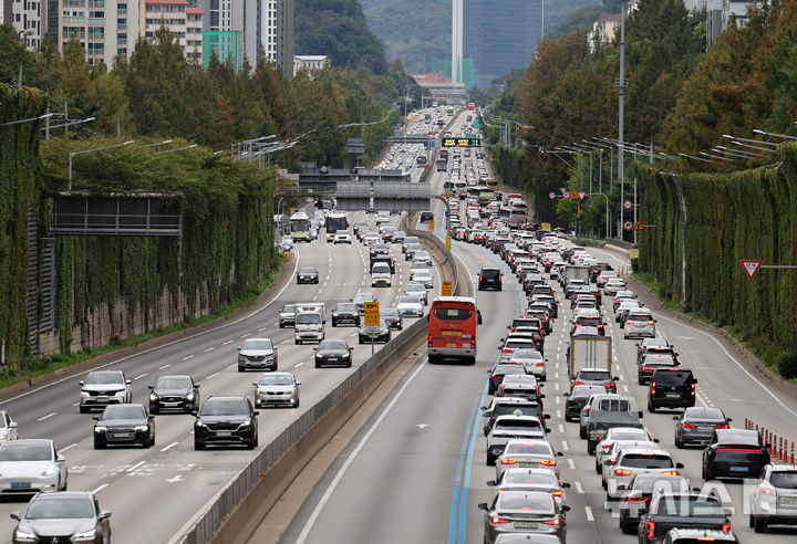 [서울=뉴시스] 배훈식 기자 = 추석 연휴 마지막 날인 지난 9일 오후 경부고속도로 잠원IC 상행선 귀경 차량들이 원할한 흐름을 보이는 모습. 2025.10.14. dahora83@newsis.com