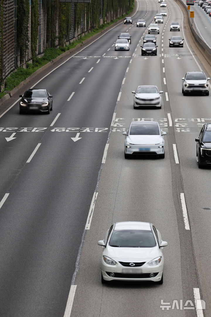 [서울=뉴시스] 배훈식 기자 = 추석 연휴 마지막 날인 9일 오후 경부고속도로 잠원IC 상행선 귀경 차량들이 원할한 흐름을 보이고 있다. 2025.10.09. dahora83@newsis.com
