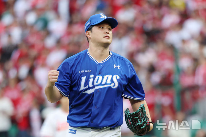 [인천=뉴시스] 조성우 기자 = 9일 인천 미추홀구 SSG랜더스필드에서 열린 2025 KBO 포스트시즌 준플레이오프 1차전 삼성 라이온즈와 SSG 랜더스의 경기, 삼성 선발투수 최원태가 SGG 6회말 공격을 무실점으로 막은 뒤 마운드를 내려오며 주먹을 불끈 쥐고 있다. 2025.10.09. xconfind@newsis.com