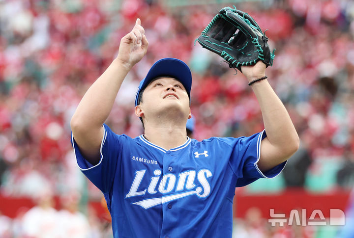 [인천=뉴시스] 조성우 기자 = 9일 인천 미추홀구 SSG랜더스필드에서 열린 2025 KBO 포스트시즌 준플레이오프 1차전 삼성 라이온즈와 SSG 랜더스의 경기, 삼성 선발투수 최원태가 SGG 6회말 공격을 무실점으로 막은 뒤 마운드를 내려오며 세리머니를 하고 있다. 2025.10.09. xconfind@newsis.com