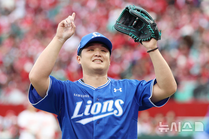 [인천=뉴시스] 조성우 기자 = 9일 인천 미추홀구 SSG랜더스필드에서 열린 2025 KBO 포스트시즌 준플레이오프 1차전 삼성 라이온즈와 SSG 랜더스의 경기, 삼성 선발투수 최원태가 SGG 6회말 공격을 무실점으로 막은 뒤 마운드를 내려오며 세리머니를 하고 있다. 2025.10.09. xconfind@newsis.com