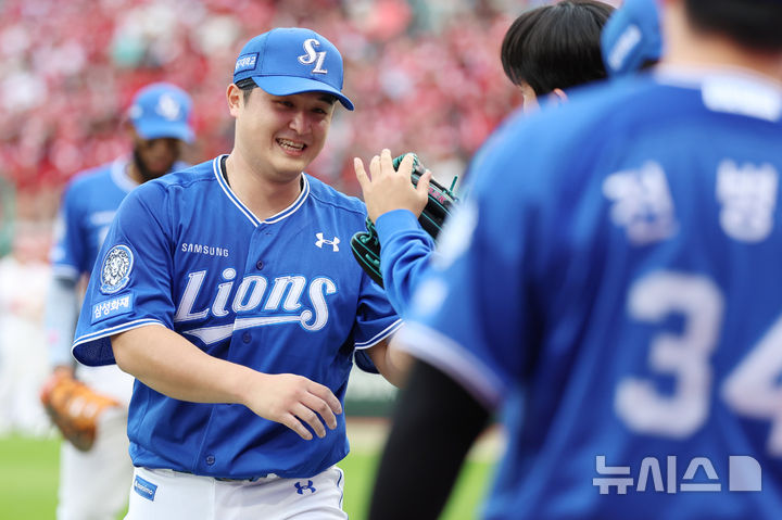 [인천=뉴시스] 조성우 기자 = 9일 인천 미추홀구 SSG랜더스필드에서 열린 2025 KBO 포스트시즌 준플레이오프 1차전 삼성 라이온즈와 SSG 랜더스의 경기, 삼성 선발투수 최원태가 SGG 6회말 공격을 무실점으로 막은 뒤 마운드를 내려오며 동료들과 하이파이브하고 있다. 2025.10.09. xconfind@newsis.com