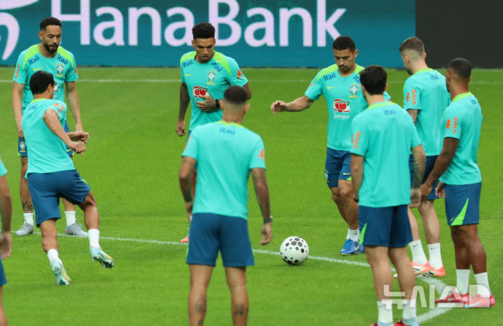 [서울=뉴시스] 권창회 기자 = 한국과 친성경기를 앞둔 브라질 축구국가대표팀 선수들이 9일 오후 서울 마포구 상암월드컵경기장에서 훈련을 하고 있다. 2025.10.09. kch0523@newsis.com