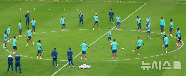 [서울=뉴시스] 권창회 기자 = 한국과 친성경기를 앞둔 브라질 축구국가대표팀 선수들이 9일 오후 서울 마포구 상암월드컵경기장에서 훈련을 하고 있다. 2025.10.09. kch0523@newsis.com