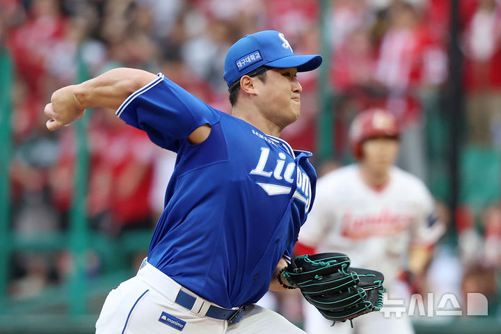 [인천=뉴시스] 조성우 기자 = 9일 인천 미추홀구 SSG랜더스필드에서 열린 2025 KBO 포스트시즌 준플레이오프 1차전 삼성 라이온즈와 SSG 랜더스의 경기, 삼성 선발투수 최원태가 7회 SSG 공격 때 마운드에 올라 역투하고 있다. 2025.10.09. xconfind@newsis.com