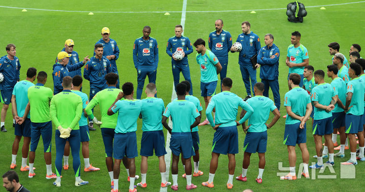 [서울=뉴시스] 권창회 기자 = 한국과 친성경기를 앞둔 안첼로티 브라질 축구국가대표팀 감독이 9일 오후 서울 마포구 상암월드컵경기장에서 훈련을 앞두고 선수들에게 지시하고 있다. 2025.10.09. kch0523@newsis.com