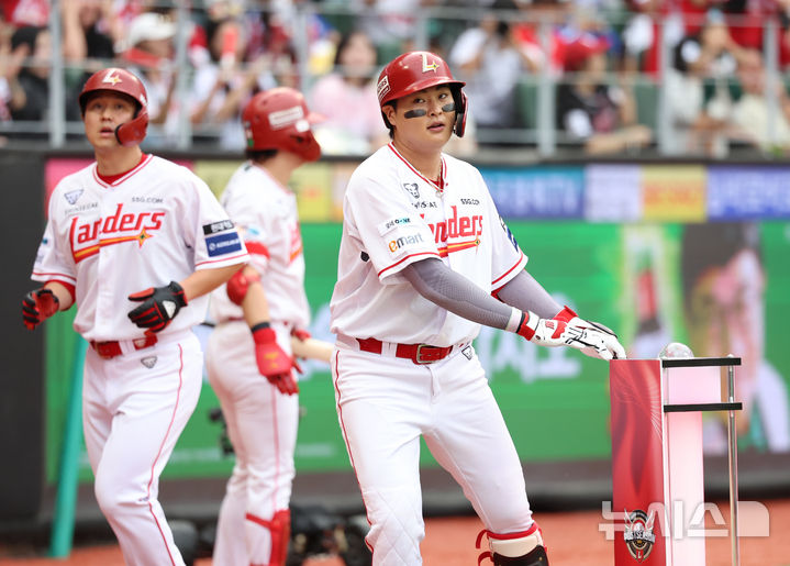 [인천=뉴시스] 조성우 기자 = 9일 인천 미추홀구 SSG랜더스필드에서 열린 2025 KBO 포스트시즌 준플레이오프 1차전 삼성 라이온즈와 SSG 랜더스의 경기, SSG 7회말 공격 1사 주자 1루서 고명준이 2점 홈런을 때린 뒤 더그아웃으로 들어오며 버튼을 누르 있다. 2025.10.09. xconfind@newsis.com