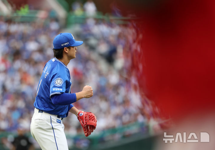 [인천=뉴시스] 조성우 기자 = 9일 인천 미추홀구 SSG랜더스필드에서 열린 2025 KBO 포스트시즌 준플레이오프 1차전 삼성 라이온즈와 SSG 랜더스의 경기, 삼성 투수 이호성이 SSG 7회말 공격 1사 주자 1루서 마운드에 올라 류효승과 오태곤을 범타 처리한 뒤 주먹을 불끈 쥐고 있다. 2025.10.09. xconfind@newsis.com