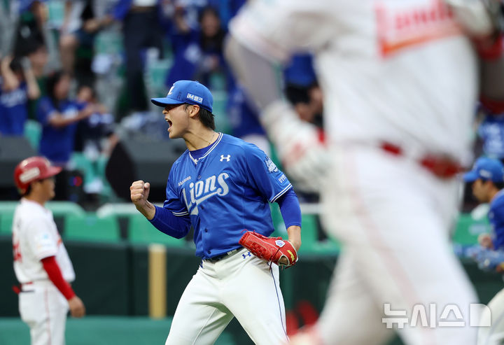 [인천=뉴시스] 조성우 기자 = 9일 인천 미추홀구 SSG랜더스필드에서 열린 2025 KBO 포스트시즌 준플레이오프 1차전 삼성 라이온즈와 SSG 랜더스의 경기, 삼성 투수 이호성이 SSG 8회말 공격 2사 주자 만루서 고명준을 범타 처리하며 실점 위기를 넘긴 뒤 환호하고 있다. 2025.10.09. xconfind@newsis.com