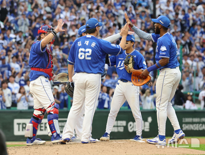[인천=뉴시스] 조성우 기자 = 9일 인천 미추홀구 SSG랜더스필드에서 열린 2025 KBO 포스트시즌 준플레이오프 1차전 삼성 라이온즈와 SSG 랜더스의 경기, 삼성 선수들이 SSG에 5-2 승리를 거둔 뒤 기뻐하고 있다. 2025.10.09. xconfind@newsis.com