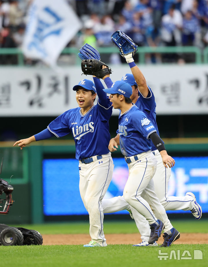 [인천=뉴시스] 조성우 기자 = 9일 인천 미추홀구 SSG랜더스필드에서 열린 2025 KBO 포스트시즌 준플레이오프 1차전 삼성 라이온즈와 SSG 랜더스의 경기, 삼성 선수들이 SSG에 5-2 승리를 거둔 뒤 기뻐하고 있다. 2025.10.09. xconfind@newsis.com