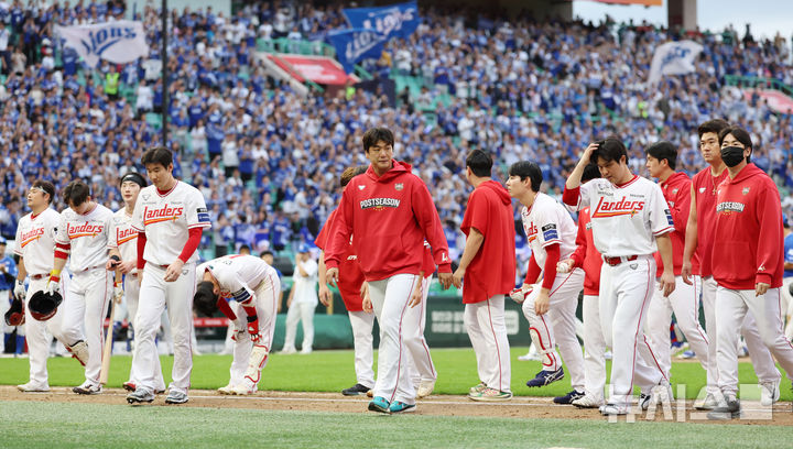 [인천=뉴시스] 조성우 기자 = 9일 인천 미추홀구 SSG랜더스필드에서 열린 2025 KBO 포스트시즌 준플레이오프 1차전 삼성 라이온즈와 SSG 랜더스의 경기, 삼성에 2-5로 패한 SSG 선수들이 굳은 표정으로 그라운드를 나서고 있다. 2025.10.09. xconfind@newsis.com