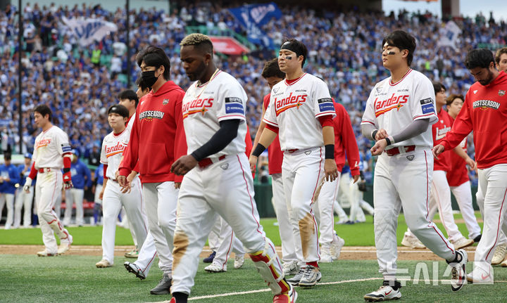 [인천=뉴시스] 조성우 기자 = 9일 인천 미추홀구 SSG랜더스필드에서 열린 2025 KBO 포스트시즌 준플레이오프 1차전 삼성 라이온즈와 SSG 랜더스의 경기, 삼성에 2-5로 패한 SSG 선수들이 굳은 표정으로 그라운드를 나서고 있다. 2025.10.09. xconfind@newsis.com
