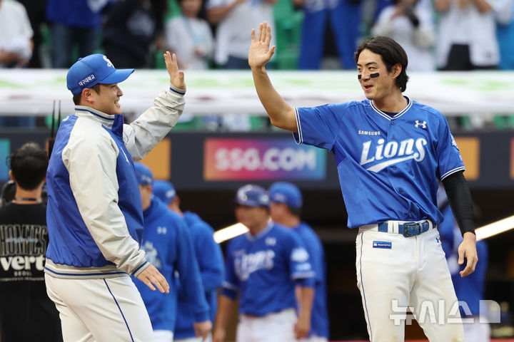 [인천=뉴시스] 조성우 기자 = 9일 인천 미추홀구 SSG랜더스필드에서 열린 2025 KBO 포스트시즌 준플레이오프 1차전 삼성 라이온즈와 SSG 랜더스의 경기, 이날 선발투수 최원태가 SSG에 5-2 승리를 거두며 포스트시즌 첫 승리를 기록한 뒤 기뻐하고 있다. 2025.10.09. xconfind@newsis.com