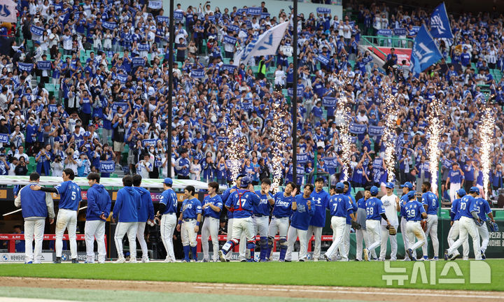 [인천=뉴시스] 조성우 기자 = 9일 인천 미추홀구 SSG랜더스필드에서 열린 2025 KBO 포스트시즌 준플레이오프 1차전 삼성 라이온즈와 SSG 랜더스의 경기, 삼성 선수들이 SSG에 5-2 승리를 거둔 뒤 기뻐하고 있다. 2025.10.09. xconfind@newsis.com