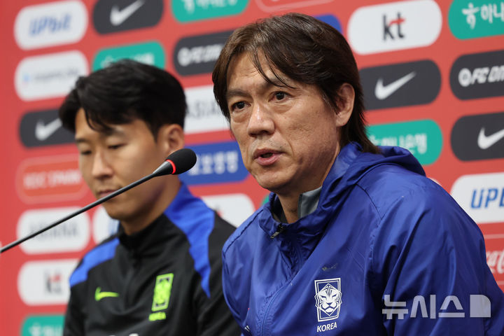 [서울=뉴시스] 권창회 기자 = 브라질과 친선평가전을 앞둔 홍명보 대한민국 축구 국가대표팀 감독이 9일 오후 서울 마포구 상암월드컵경기장에서 열린 공식 기자회견에서 취재진 질문에 답하고 있다. 2025.10.09. kch0523@newsis.com