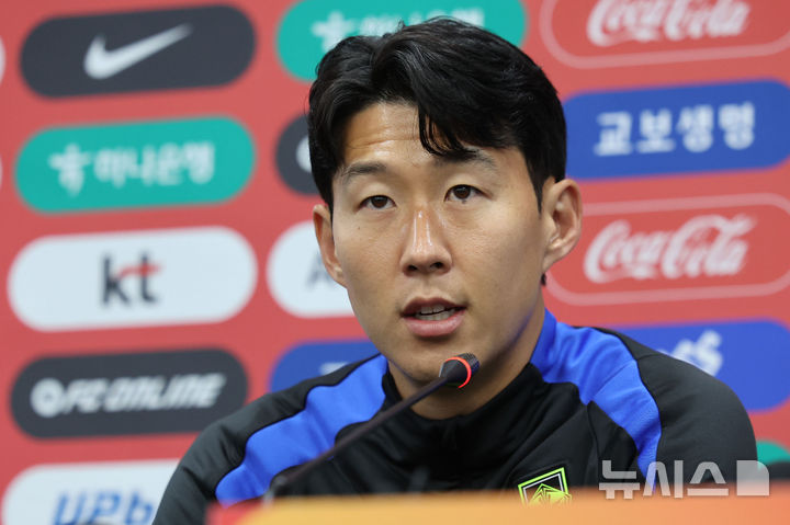 [서울=뉴시스] 권창회 기자 = 브라질과 친선평가전을 앞둔 대한민국 축구 국가대표팀 손흥민이 9일 오후 서울 마포구 상암월드컵경기장에서 열린 공식 기자회견에서 취재진 질문에 답하고 있다. 2025.10.09. kch0523@newsis.com