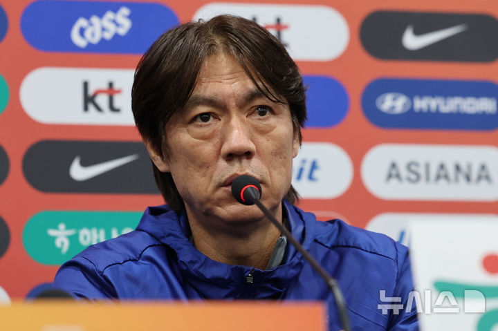 [서울=뉴시스] 권창회 기자 = 브라질과 친선평가전을 앞둔 홍명보 대한민국 축구 국가대표팀 감독이 9일 오후 서울 마포구 상암월드컵경기장에서 열린 공식 기자회견에서 취재진 질문에 답하고 있다. 2025.10.09. kch0523@newsis.com