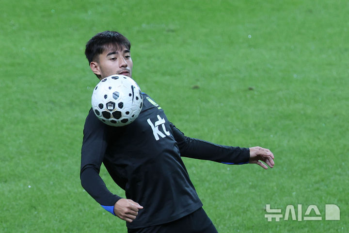 [서울=뉴시스] 권창회 기자 = 브라질과 친선평가전을 앞둔 대한민국 축구 국가대표팀 선수들이 9일 오후 서울 마포구 상암월드컵경기장에서 훈련을 하고 있다. 2025.10.09. kch0523@newsis.com