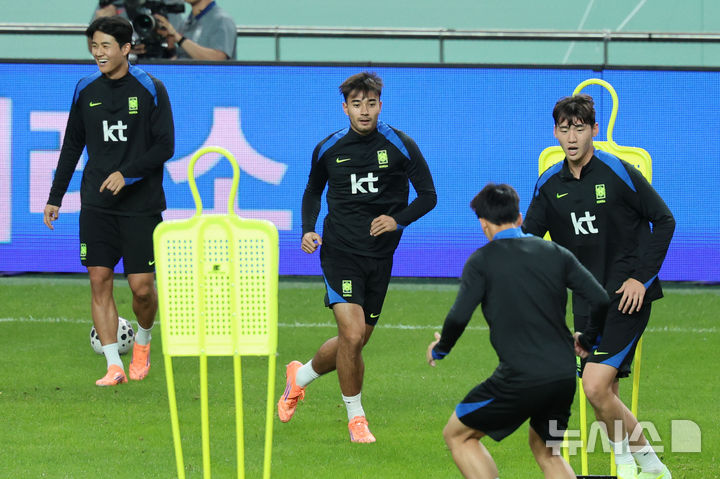 [서울=뉴시스] 권창회 기자 = 브라질과 친선평가전을 앞둔 대한민국 축구 국가대표팀 선수들이 9일 오후 서울 마포구 상암월드컵경기장에서 훈련을 하고 있다. 2025.10.09. kch0523@newsis.com