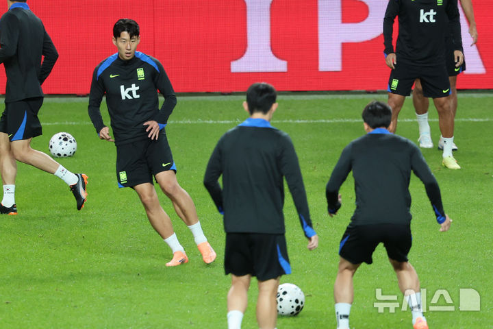 [서울=뉴시스] 권창회 기자 = 브라질과 친선평가전을 앞둔 대한민국 축구 국가대표팀 선수들이 지난 9일 오후 서울 마포구 상암월드컵경기장에서 훈련을 하고 있다. 2025.10.09. kch0523@newsis.com