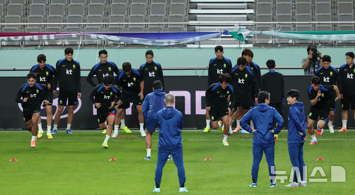 [서울=뉴시스] 권창회 기자 = 브라질과 친선평가전을 앞둔 대한민국 축구 국가대표팀 선수들이 9일 오후 서울 마포구 상암월드컵경기장에서 훈련을 하고 있다. 2025.10.09. kch0523@newsis.com