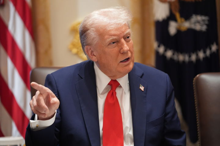 [워싱턴=AP/뉴시스]도널드 트럼프 미국 대통령이 9일 백악관에서 각료회의를 주재하고 있다. 공화당은 이 날 바이든 시대의 국유지 화석연료 채굴을 제한하는 토지관리법의 폐기를 의결하고 트럼프의 서명을 기다리고 있다. 2025.10.10.