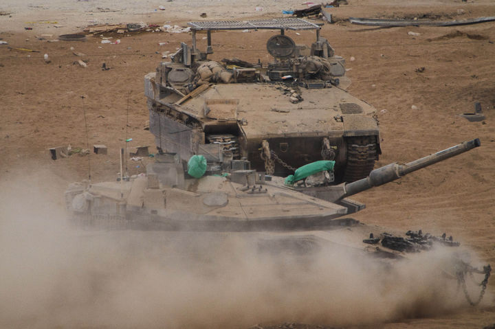 [AP/뉴시스] 지난 9일(현지 시간) 이스라엘 남부에서 바라본 이스라엘-가자지구 국경 인근에서 이스라엘군이 탱크를 기동하고 있다. 하마스와 휴전 합의에 따라 이스라엘군은 10일 아침까지 일부 철수했다. 2025.10.10.