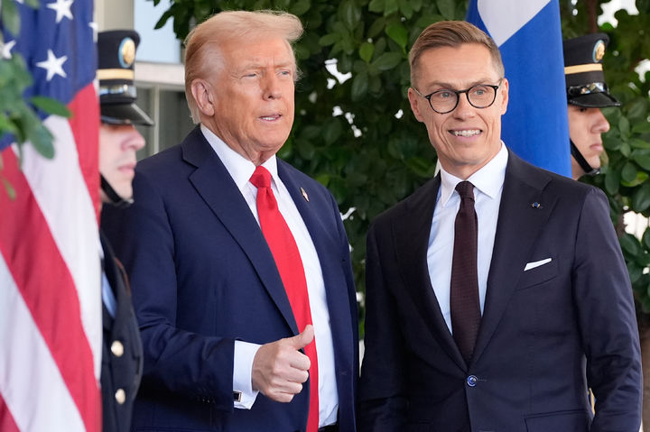 [워싱턴=AP/뉴시스] 도널드 트럼프 미국 대통령(왼쪽)이 9일(현지 시간) 미국 워싱턴DC 백악관을 방문한 알렉산데르 스투브 핀란드 대통령을 환영하고 있다. 양국 정상은 이날 쇄빙선 11척 건조 협약을 체결했다. 2025.10.10.