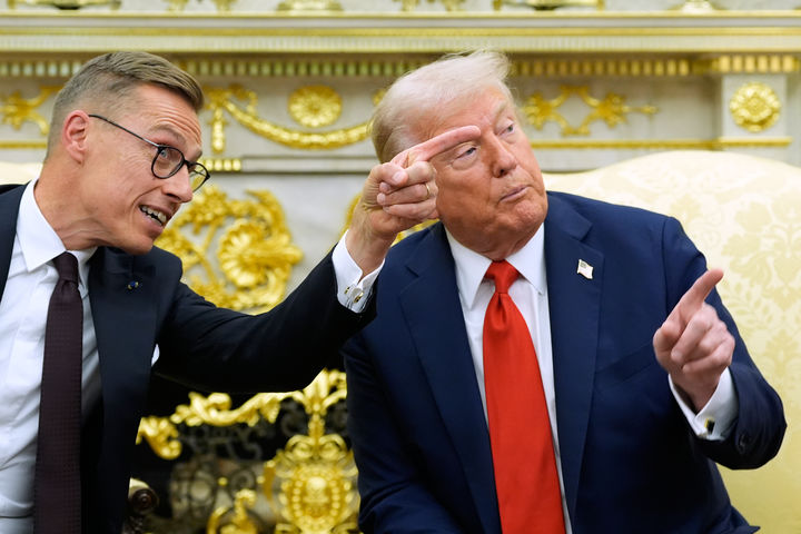 [워싱턴=AP/뉴시스] 도널드 트럼프 미국 대통령(오른쪽)과 알렉산데르 스투브 핀란드 대통령이 9일(현지 시간) 미국 워싱턴DC 백악관 집무실에서 정상회담을 하며 손가락으로 한 곳을 가리키고 있다. 2025.10.10.