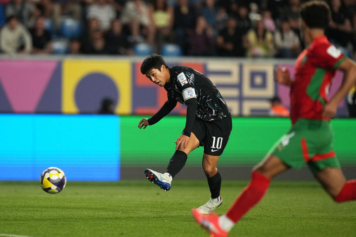 [랑카과=AP/뉴시스] 김태원이 9일(현지 시간) 칠레 랑카과의 에스타디오 엘 테니엔테에서 열린 2025 국제축구연맹(FIFA) 20세 이하(U-20) 월드컵 16강전 모로코와 경기 중 슛을 시도하고 있다. 한국이 전반 8분 신민하의 자책골로 0-1로 뒤진 채 전반을 마쳤다. 2025.10.10.