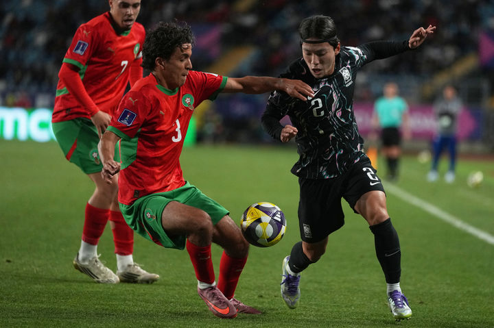 [랑카과=AP/뉴시스] 배현서(오른쪽)가 9일(현지 시간) 칠레 랑카과의 에스타디오 엘 테니엔테에서 열린 2025 국제축구연맹(FIFA) 20세 이하(U-20) 월드컵 16강전 모로코와 경기 중 공을 다투고 있다. 한국이 전반 8분 신민하의 자책골로 0-1로 뒤진 채 전반을 마쳤다. 2025.10.10.