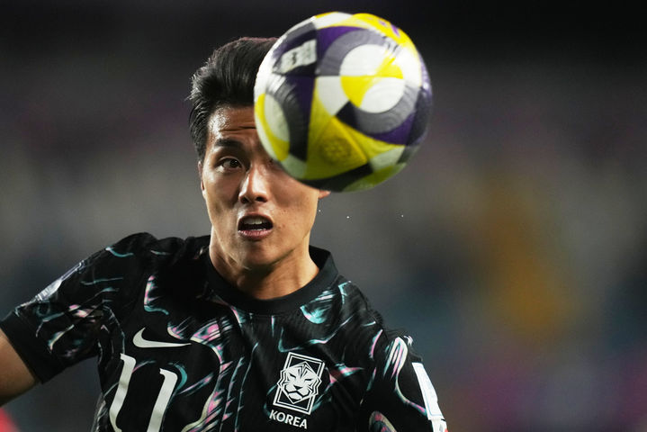 [랑카과=AP/뉴시스] 김명준이 9일(현지 시간) 칠레 랑카과의 에스타디오 엘 테니엔테에서 열린 2025 국제축구연맹(FIFA) 20세 이하(U-20) 월드컵 16강전 모로코와 경기 중 공을 쫓고 있다. 한국이 전반 8분 신민하의 자책골로 0-1로 뒤진 채 전반을 마쳤다. 2025.10.10.