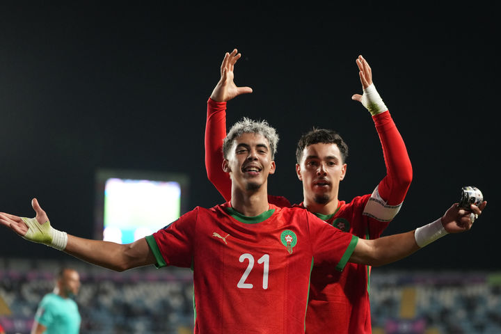 [랑카과=AP/뉴시스] 모로코의 야시르 자비리(앞)가 9일(현지 시간) 칠레 랑카과의 에스타디오 엘 테니엔테에서 열린 2025 국제축구연맹(FIFA) 20세 이하(U-20) 월드컵 16강전 한국과 경기 후반 12분 팀 2번째 골을 넣고 세리머니하고 있다. 모로코가 2-1로 승리하고 8강에 진출했다. 2025.10.10.