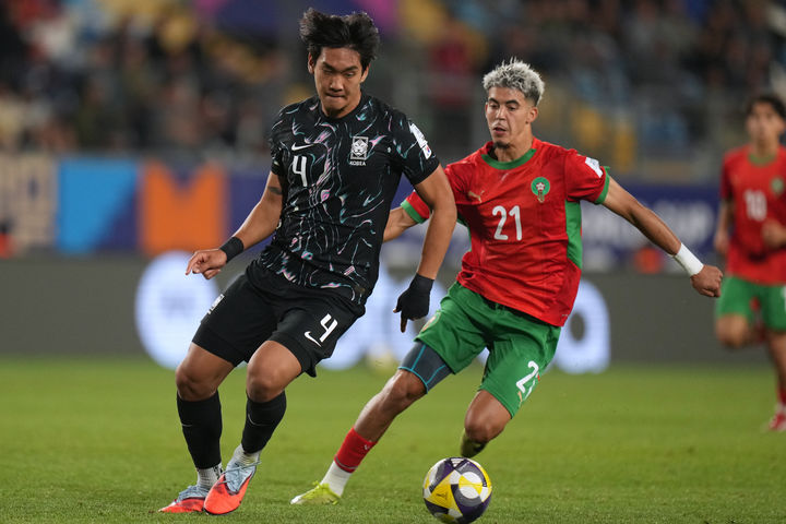[랑카과=AP/뉴시스] 함선우(왼쪽)가 9일(현지 시간) 칠레 랑카과 에스타디오 엘 테니엔테에서 열린 2025 국제축구연맹(FIFA) 20세 이하(U-20) 월드컵 16강전 모로코와 경기 중 공을 다투고 있다. 한국이 1-2로 패해 8강에 오르지 못했다. 2025.10.10.