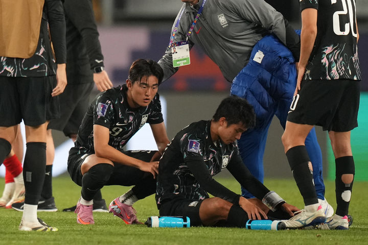 [랑카과=AP/뉴시스] 한국 선수들이 9일(현지 시간) 칠레 랑카과 에스타디오 엘 테니엔테에서 열린 2025 국제축구연맹(FIFA) 20세 이하(U-20) 월드컵 16강전에서 모로코에 1-2로 패해 탈락한 후 아쉬워하고 있다. 2025.10.10.