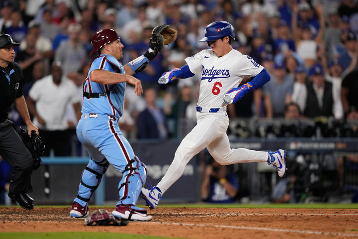 [LA=AP/뉴시스] 메이저리그(MLB) LA 다저스의 김혜성이 10일(한국 시간) 미국 캘리포니아주 로스앤젤레스의 다저스타디움에서 벌어진 2025 MLB 포스트시즌 내셔널리그 디비전시리즈(NLDS·5전3선승제) 필라델피아 필리스와의 4차전에 11회 대주자로 출전해 끝내기 결승 득점을 올리고 있다. 2025.10.10.