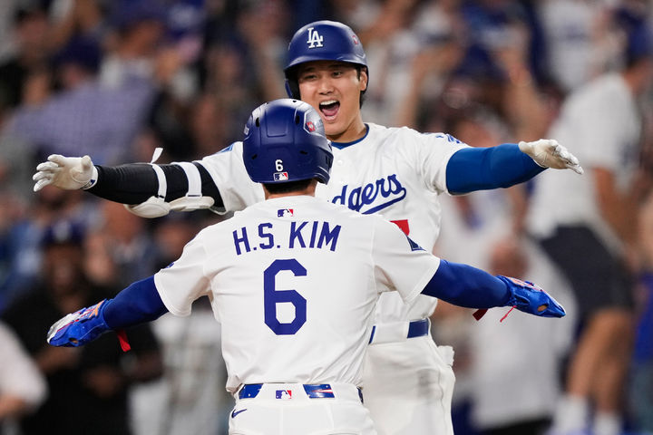 [로스앤젤레스=AP/뉴시스] 로스앤젤레스(LA) 다저스의 김혜성이 9일(현지 시간) 미 캘리포니아주 로스앤젤레스 다저 스타디움에서 열린 2025 메이저리그 내셔널리그 디비전시리즈(NLDS·5전3선승제) 4차전 필라델피아 필리스와 경기 11회 말 대주자로 나와 결승 득점을 올린 후 오타니 쇼헤이와 환호하고 있다. 다저스가 2-1로 승리하고 3승1패로 내셔널리그 챔피언십시리즈(NLCS·7전4선승제)에 진출했다. 2025.10.10.