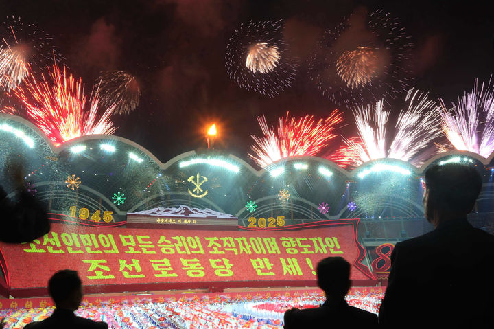 [평양=AP/뉴시스] 9일 북한 평양 능라도의 5월1일 경기장에서 열린 조선노동당 창건 80주년 기념 경축대회 중 불꽃놀이가 펼쳐지고 있다. 2025.10.10.