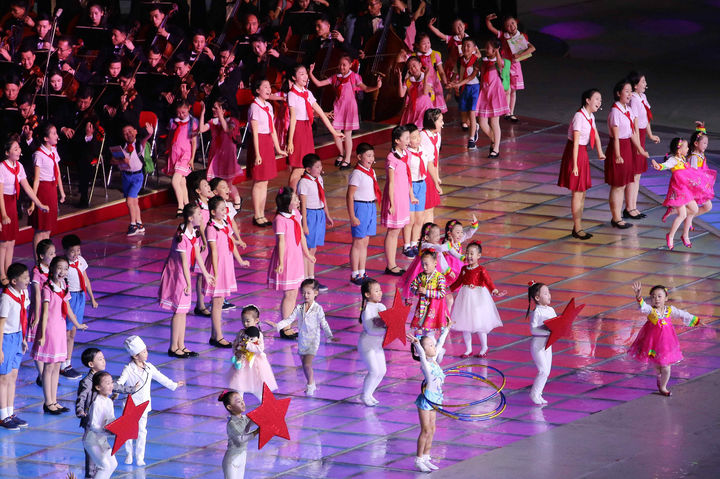 [평양=AP/뉴시스] 9일 북한 평양 능라도의 5월1일 경기장에서 조선노동당 창건 80주년 기념 경축대회가 열려 어린이들이 공연하고 있다. 2025.10.10.