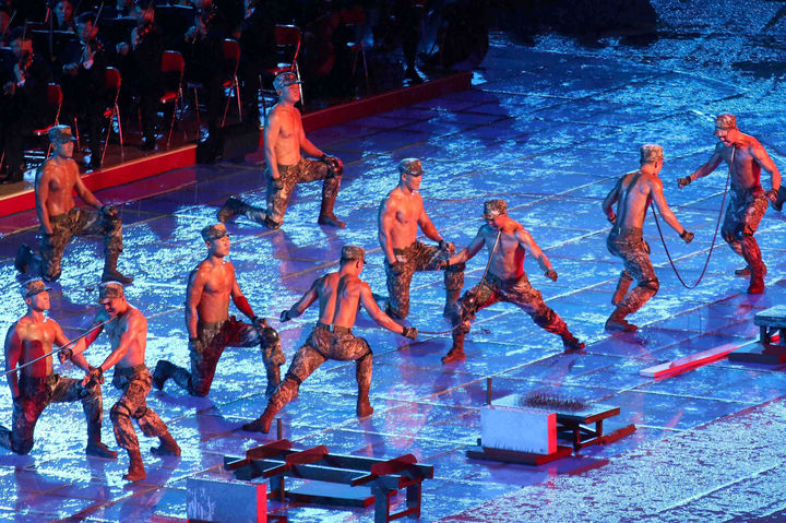 [평양=AP/뉴시스] 9일 북한 평양 능라도의 5월1일 경기장에서 조선노동당 창건 80주년 기념 경축대회가 열려 군인들이 차력 시범을 보이고 있다. 2025.10.10.