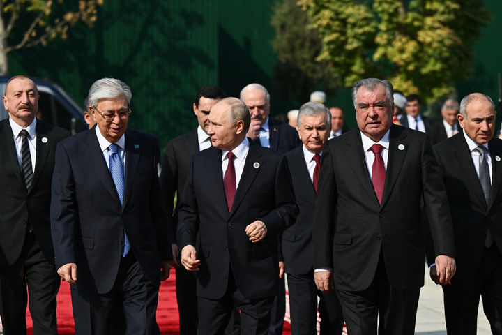 [두샨베=AP/뉴시스] 블라디미르 푸틴 러시아 대통령이 10일(현지 시간) 타지키스탄 수도 두샨베에서 중앙아시아 정상들과 함께 걸어가고 있다. 푸틴 대통령은 5개국 정상들과 회담을 갖고, 양자 간 교역 확대 필요성을 강조했다. 2025.10.10