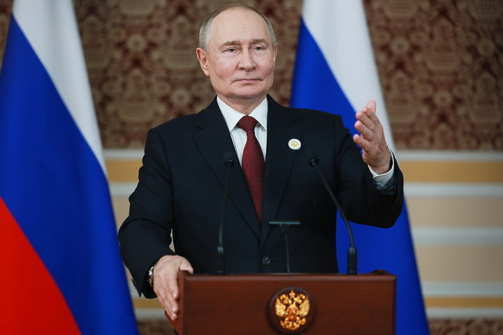 [두샨베=AP/뉴시스] 블라디미르 푸틴 러시아 대통령이 팔레스타인 국가 수립이 중동 분쟁 해결의 핵심이라고 강조했다. 10일(현지 시간) 푸틴 대통령은 타지키스탄 수도 두샨베에서 열린 기자회견에서 발언하는 모습. 2025.10.10 